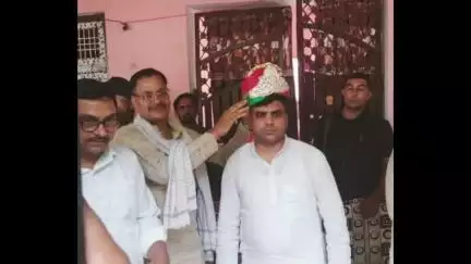 करहल: करहल क्षेत्र के अलग-अलग गांव में पहुंचे सपा विधायक तेज प्रताप यादव का कार्यकर्ताओं ने फूलमाला पहनकर स्वागत किया
