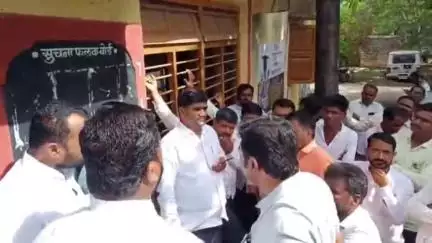 भूम: भूम पंचायत समितीमध्ये तुफान राडा मारहाण बी डी ओ च्या दालनात वकील व अभियंत्याची फ्री स्टाईल मारामारी