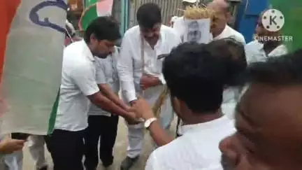 नवादा: बिहार में बढ़ते अपराध और पीएमसीएच में रेप पीड़िता को बेड नहीं मिलने पर एम्बुलेंस में हुई मौत पर CM नीतीश का पुतला दहन