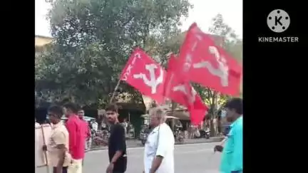 নলহাটি ২: কাঁটাগড়িয়া মোড়ে পুলিশকে তৃণমূলের অনুব্রত মণ্ডলের মন্তব্যের প্রতিবাদে ধিক্কার জানিয়ে সিপিআইএমের মিছিল ও পথসভা
