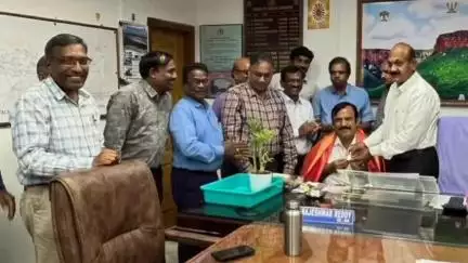 భూపాలపల్లి: బదిలీపై వెళ్తున్న అధికారికి సన్మానం చేసిన సింగరేణి జీఎం, ఇతర అధికారులు