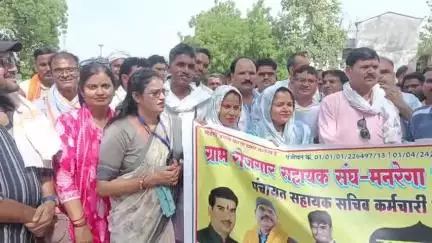 छतरपुर नगर: प्रदेश रोजगार सहायक संगठन के आह्वान पर रोजगार सहायकों ने जिला पंचायत सीईओ को सौंपा ज्ञापन