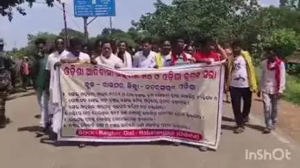 ନବରଙ୍ଗପୁର ପୋଲିସ ଷ୍ଟେସନ: ରାଇଘର ବ୍ଲକରେ ଓଡିଶା ଆଦିବାସୀ ଅଧିକାର ମଞ୍ଚ ଓ ଓଡିଶା କୃଷକ ସଭା ପକ୍ଷରୁ ଆଦିବାସୀଙ୍କ ବିଭିନ୍ନ ସମସ୍ୟା ନେଇ ଦାବିପତ୍ର ପ୍ରଦାନ