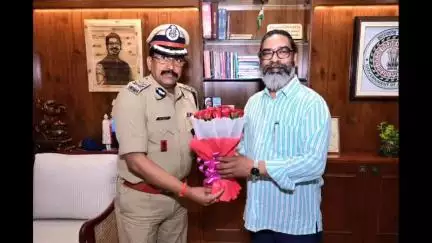 दुमका: आईजी शैलेंद्र कुमार सिन्हा ने मुख्यमंत्री हेमंत सोरेन से की शिष्टाचार भेंट
