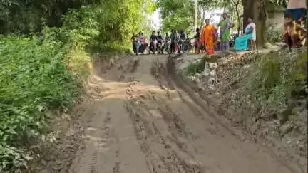 ময়নাগুড়ি: মাধবডাঙ্গা ১নং গ্রাম পঞ্চায়েতের উত্তর ভূসকারডাঙ্গা এলাকায় পাকা রাস্তার দাবিতে বিক্ষোভ দেখালেন বাসিন্দারা #jansamasya