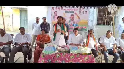 వైరా: వైరా మండలం విప్పల మడక గ్రామంలో రైతులకు పలు రకాల విత్తనాలు పంపిణీ ఎమ్మెల్యే రాందాస్ నాయక్
