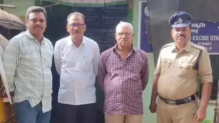 నీలి షికారి కాలనీలో ఎక్సైజ్ సిబ్బంది దాడులు : ఐదు లీటర్ల నాటు సారా స్వాధీనం మహిళా అరెస్టు ఎక్సైజ్ ఎస్సై జఫ్రూల్లా