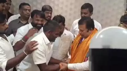 ఆంధ్రప్రదేశ్ హస్తకళ అభివృద్ధి సంస్థ చైర్మన్ డాక్టర్ పసుపులేటి హరి ప్రసాద్ ని సన్మానించిన చంద్రగిరి జనసేన నాయకులు