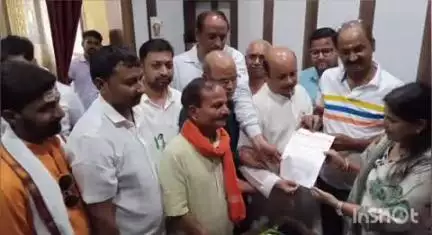 घोरावल: रॉबर्ट्सगंज में व्यापारियों ने बन रहे नाले में लगाया भ्रष्टाचार का आरोप, EO और नगर पालिका अध्यक्ष को सौंपा ज्ञापन