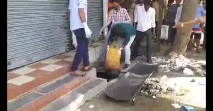 लातूर: तळीराम दारू पिऊन आला अन हनुमान चौकातून सुभाष चौकाकडे जाणाऱ्या रस्त्याच्या गटारीत पडून मृत्यू पावला