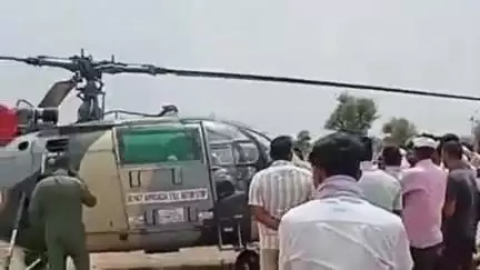 झुंझुनू: झुंझुनू में सेना के हेलीकॉप्टर की खराब मौसम के कारण इमरजेंसी लैंडिंग, बना लोगों में कोतूहल का विषय