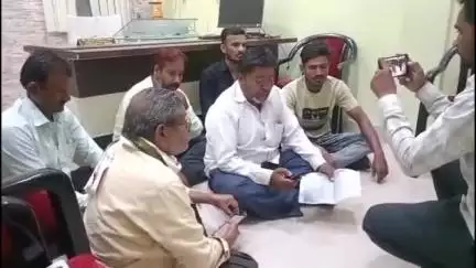 बुलढाणा: शहरातील पंचायत समिती येथे 15 वित्त आयोगातील भ्रष्टाचाराची चौकशी करण्यासाठी उपसरपंच व सदस्यांचे ठिय्या आंदोलन #Jansamasya