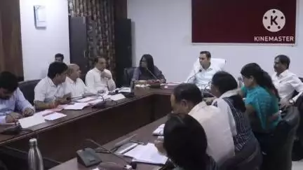 आगर: ज़िला कलेक्टर ने नाले-नालियों की तत्काल सफाई कराने के संबंधित अधिकारियों को दिए निर्देश