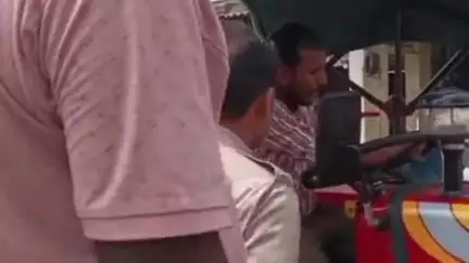 फतेहाबाद: फतेहाबाद के अंबेडकर चौक पर नगर पंचायत के ट्रैक्टर पर सिरफिरा बैठ गया, जमकर काटा हंगामा, वीडियो हुआ वायरल