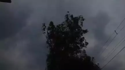 কৃষ্ণনগর ১: আবহাওয়া দপ্তরের তথ্য অনুযায়ী কৃষ্ণনগর সহ নদীয়া জেলা জুড়ে হলুদ সতর্কতা জারি 40 থেকে 50 কিমি ঝড় বৃষ্টির সম্ভাবনা