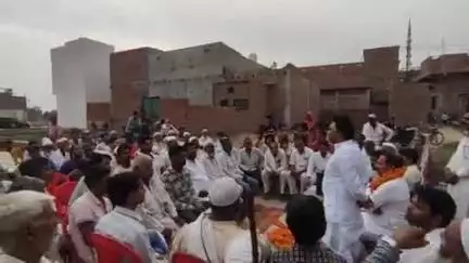 बुढ़ाना: बुढ़ाना कस्बे की सफीपुर पट्टी मंदवाड़ा रोड पर पूर्व ब्लाक प्रमुख विनोद मलिक का लोगों ने फूलमालाओं से जोरदार स्वागत किया