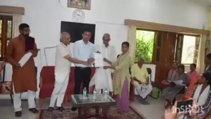 मनेर: जमीरगंज बाजार स्थित कौशल विकास केंद्र में कार्यपालक पदाधिकारी ने युवक-युवतियों को दिया प्रमाण पत्र