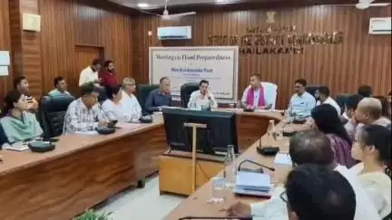 হাইলাকান্দি: হাইলাকান্দিতে জেলা আয়ুক্তের সভাকক্ষে অনুষ্ঠিত এক পর্য্যালোচনা সভায় উপস্থিত অভিভাবক মন্ত্রী কৃষ্ণেন্দু পাল