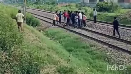 फरीदपुर: फरीदपुर थाना क्षेत्र के ग्राम तराखास के पास लखनऊ-दिल्ली रेलवे ट्रैक पर मिला महिला और बच्चे का शव