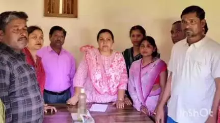 मेहरमा: मंत्री दीपिका पांडे सिंह ने खिरौंधी स्थित कार्यालय में सुनीं लोगों की समस्याएँ