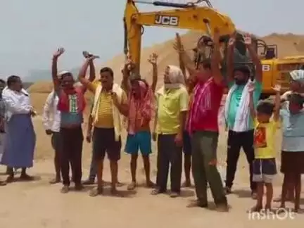 खैरा: खैरा थाना क्षेत्र के कियुल नदी के भंडरा घाट पर ग्रामीणों ने संवेदक के खिलाफ किया प्रदर्शन