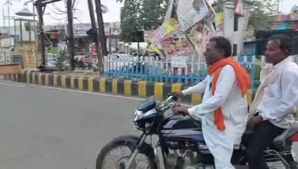 दतिया नगर: कोतवाली पुलिस के सामने चेकिंग अभियान, सरपंच ने कहा ठंडा के लिए रख लो पैसे, पुलिस ने काटा चालान