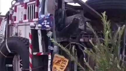 जयसिंहपुर: पूर्वांचल एक्सप्रेसवे पर दरपीपुर के पास अनियंत्रित ट्रेलर पलटा, चालक को आई चोट, चल रहा है इलाज