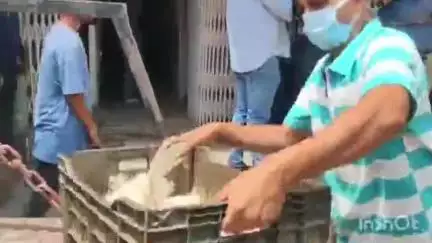 गोरखपुर: बर्ड फ्लू प्रकोप के बीच जमुनाहीया में मुर्गा धड़ल्ले से बेचा जा रहा था, नगर निगम की टीम ने की छापेमारी