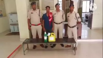 हसौद पुलिस ने 7 लीटर महुआ शराब के साथ युवक को किया गिरफ्तार, आबकारी एक्ट के तहत की गई कार्रवाई
