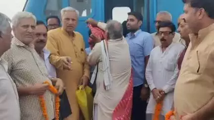 रूपवास: रूपवास रेलवे स्टेशन पर ट्रेन ठहराव की खुशी में लोगों ने लोको पायलट, गार्ड व स्टेशन अधीक्षक का भव्य स्वागत किया