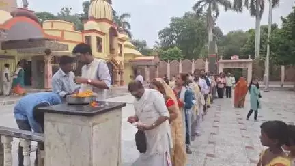 कन्नौज: कन्नौज शहर में सिद्धपीठ गौरीशंकर में बांटा गया विशेष प्रसाद, भक्तों को गर्मी से राहत देने के लिए वितरित की मैंगो लस्सी