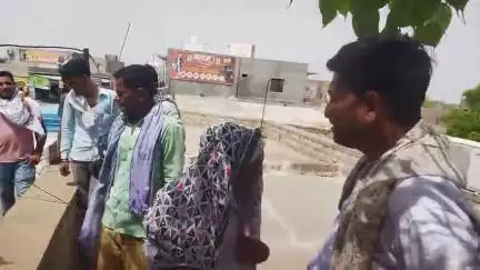 लोहावट: आऊ कस्बे में बिजली चोरी करने वालों के खिलाफ डिस्कॉम ने की सख्त कार्रवाई
