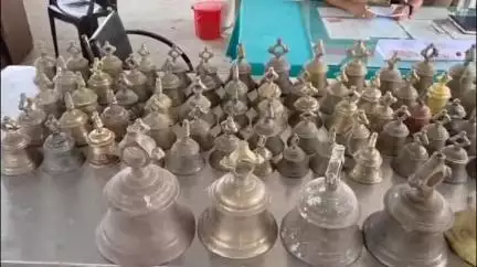 चकिया: कलानी गांव के काली माता मंदिर के पास से मंदिरों की घंटियां और मुकुट चुराने वाले गिरोह को पुलिस ने दबोचा