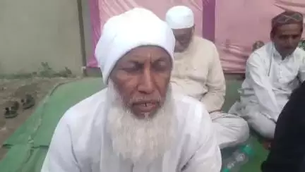 हिंगोली: पुरजळ येथील मस्जिदीच्या पाठीमागील जागे बाबत मुख्य अधिकारी जिल्हा परिषद कार्यालय समोर उपोषण सुरू