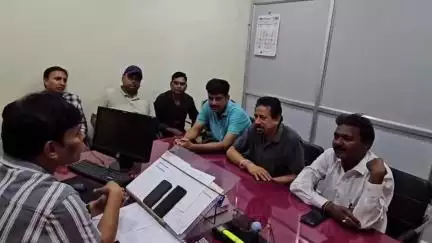 महासमुंद: जून माह में तीन माह का चावल देने के उत्सव को लेकर महासमुंद नगर पालिका उपाध्यक्ष ने जिला खाद्य अधिकारी से की चर्चा