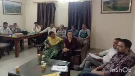 कंडाघाट: कंडाघाट में खाद्य आपूर्ति विभाग के निरीक्षक दिनेश ने डिपुओं में नोटिस बोर्ड पर राशन की रेटलिस्ट लगाने के दिए निर्देश