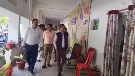 लोहरदगा: लोहरदगा समाहरणालय का उपायुक्त डॉ. कुमार ताराचंद ने किया औचक निरीक्षण, साफ-सफाई व सीसीटीवी लगाने के दिए निर्देश