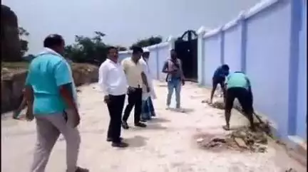 फर्रुखाबाद: बकरीद को लेकर मऊदरवाजा क्षेत्र में नई और पुरानी ईदगाह की कराई गई सफाई