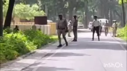 पलिया: पलिया हवाई पट्टी पर उतरा राज्यपाल का हेलीकॉप्टर, डीएम और एसपी ने पुष्प गुच्छ देकर किया स्वागत