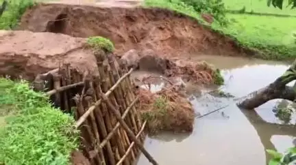 জিরানিয়া: মান্দাই ব্লকের কন্ঠমনি থেকে জামাদার বাড়ি যাওয়ার রাস্তার মাঝে বক্স কালভার্ট ভেঙে গেছে জলের স্রোতে #jansamasya