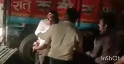 भिंड नगर: भिंड: राजेंद्र कॉन्वेंट स्कूल के पास कार चालक ने ट्रक ड्राइवर से की मारपीट, वीडियो वायरल