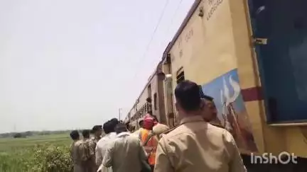 नजीबाबाद: मौज्जमपुर रेलवे स्टेशन के आगे चन्दौक स्टेशन की तरफ रेलवे विभाग द्वारा कराई गई मॉकड्रिल