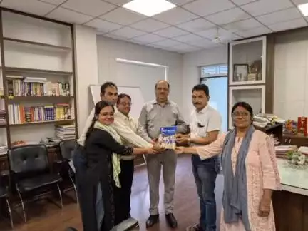 अलीराजपुर: अलीराजपुर जिला कलेक्ट्रेट में कलेक्टर डॉ. अभय अरविंद बेडेकर ने 'हम हैं बदलाव' पुस्तिका का किया विमोचन