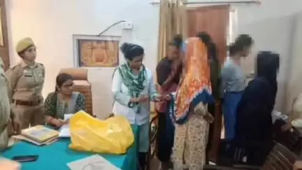 कसिया: कसया में पुलिस और स्वास्थ्य विभाग ने आर्केस्ट्रा महिला कलाकारों को कानूनी अधिकारों की दी जानकारी, हुआ स्वास्थ्य परीक्षण