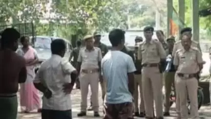 ময়নাগুড়ি: শিকারীদের কারবার রুখতে পুলিশ ও বন বিভাগের যৌথ উদ্যোগে রামসাই গরুমারা জঙ্গল সংলগ্ন এলাকাগুলিতে চলছে টহলদারি