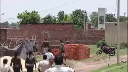 गिरिडीह: चैताडीह मातृ शिशु अस्पताल के पास अतिक्रमण रोका गया, सीसीएल सुरक्षा विभाग ने दीवार गिराकर कार्य रुकवाया