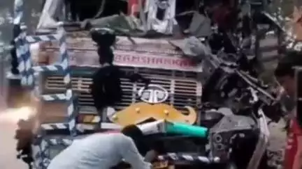 नवाबगंज: मसौली थाना क्षेत्र में डंफर ट्रक की टक्कर से ट्रक चालक घायल, चल रहा है इलाज