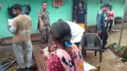 नोआमुंडी: नोवामुंडी के सुकरीपाड़ा/दुधबिला गांव पहुंची मेडिकल टीम, गंभीर मस्तिष्क रोग से पीड़ित शिशु की करेगी जांच
