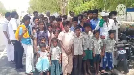 கரூர்: பாரப்பட்டியில் பொதுப் பாதையை தனிநபர் ஆக்கிரமித்து கொலை மிரட்டல் விடுத்ததாகவும் பாதுகாப்பு வேண்டி மாவட்ட ஆட்சியரிடம் மனு #localissue