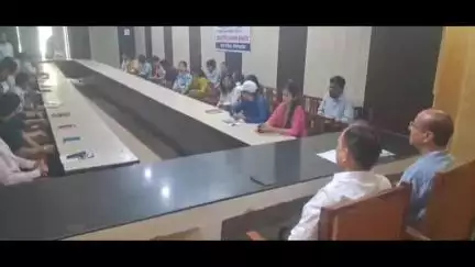 नगर परिषद आयुक्त ने नगर परिषद सभागार में अधिकारियों के साथ की बैठक, लेट आने वाले अधिकारियों पर कार्रवाई की दी चेतावनी